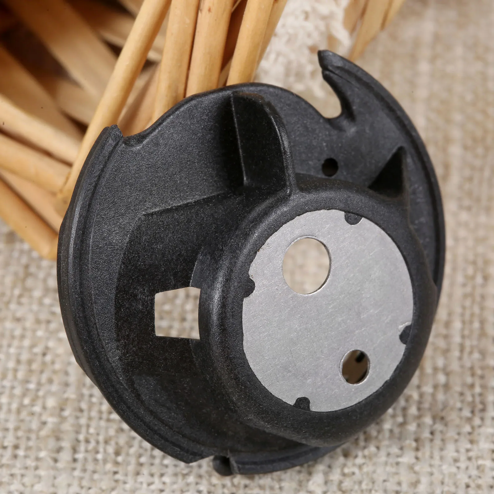 2 Pezzi Bobbin Case XC3152221 Per Macchine Da Cucire E Tagliacuci Modelli 900d Bc1000 Bc2100 Bc2100wt Bc2500 Bx2925prw 87524469