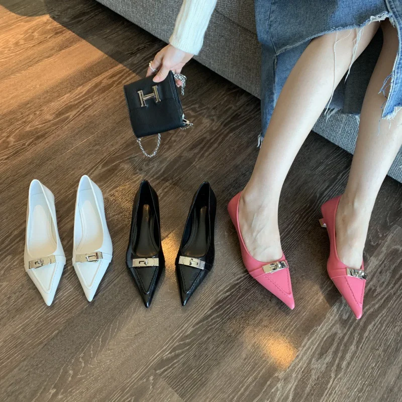 

Туфли женские на низком каблуке, заостренный носок, Искусственная резина, без застежки, повседневные модельные кроссовки, на шнуровке, 2024