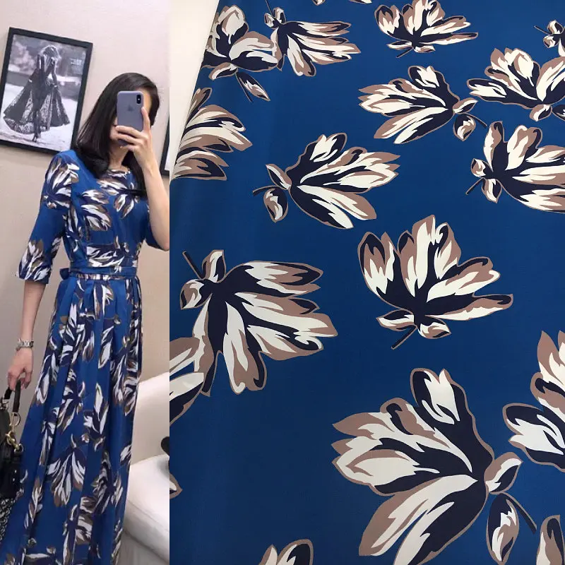 

Роскошная брендовая шелковая ткань, синяя, ручная роспись, цветочный принт, ширина 135 см, стрейчевая ткань из крепдешина, юбка из шелка тутового шелкопряда на метр