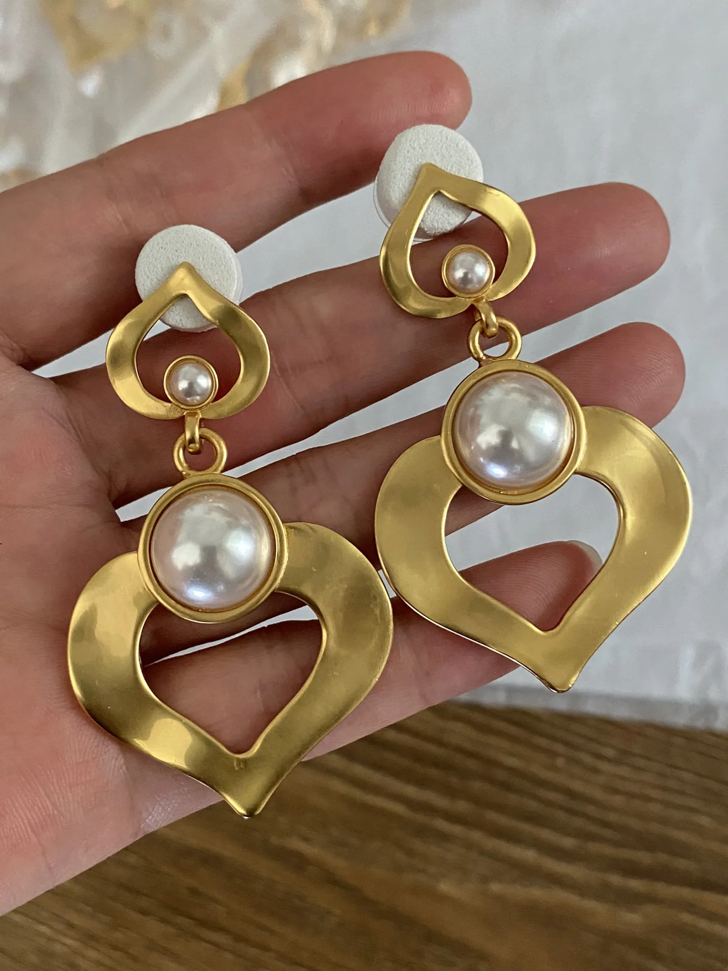 

European and American fashion heart-shaped personality classic earrings