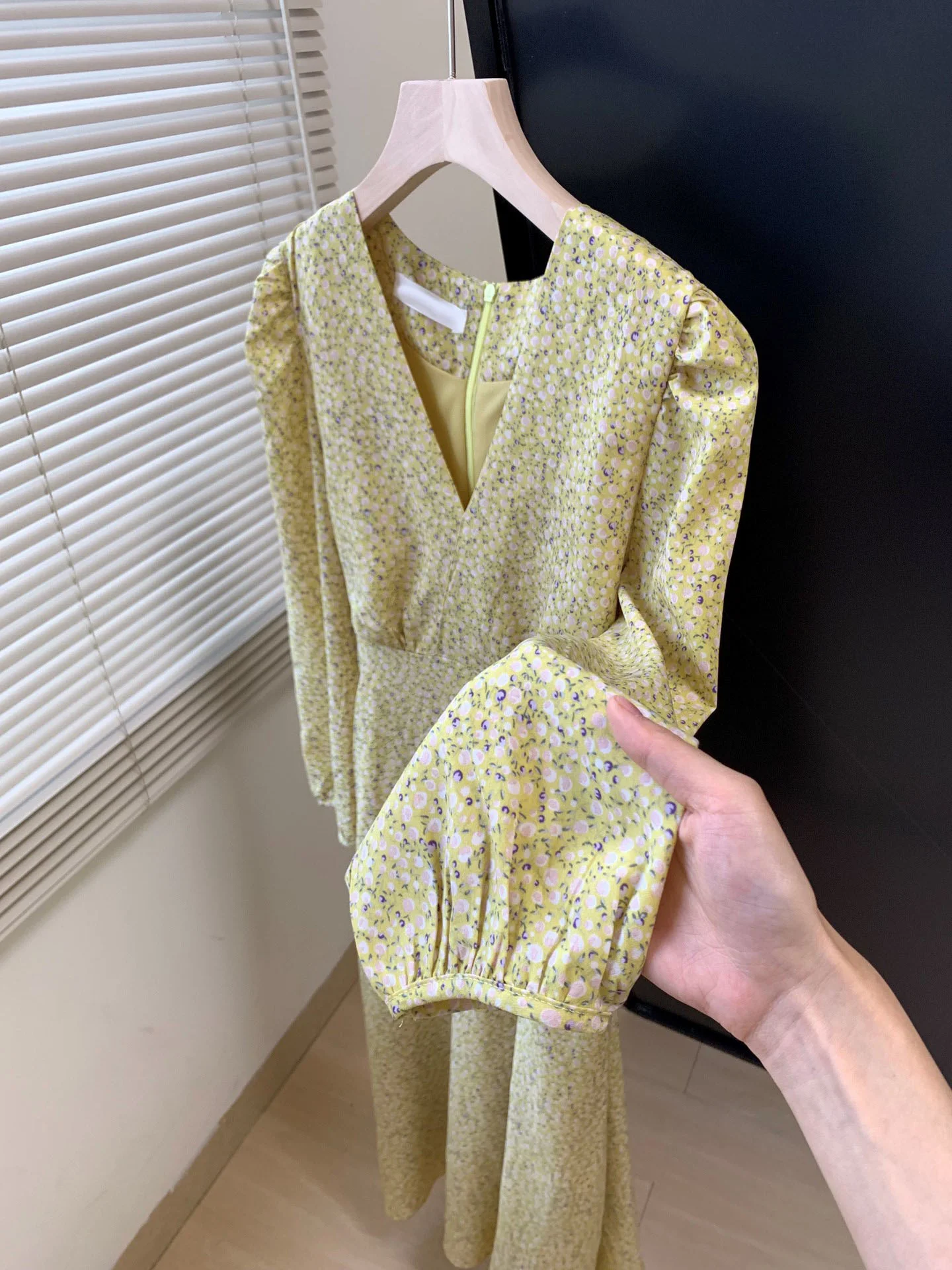 

Весенняя одежда маленького стиля темпераментный дизайн Kikyo французское желтое ароматизированное Цветочное платье с V-образным вырезом и рукавами-фонариками женское летнее