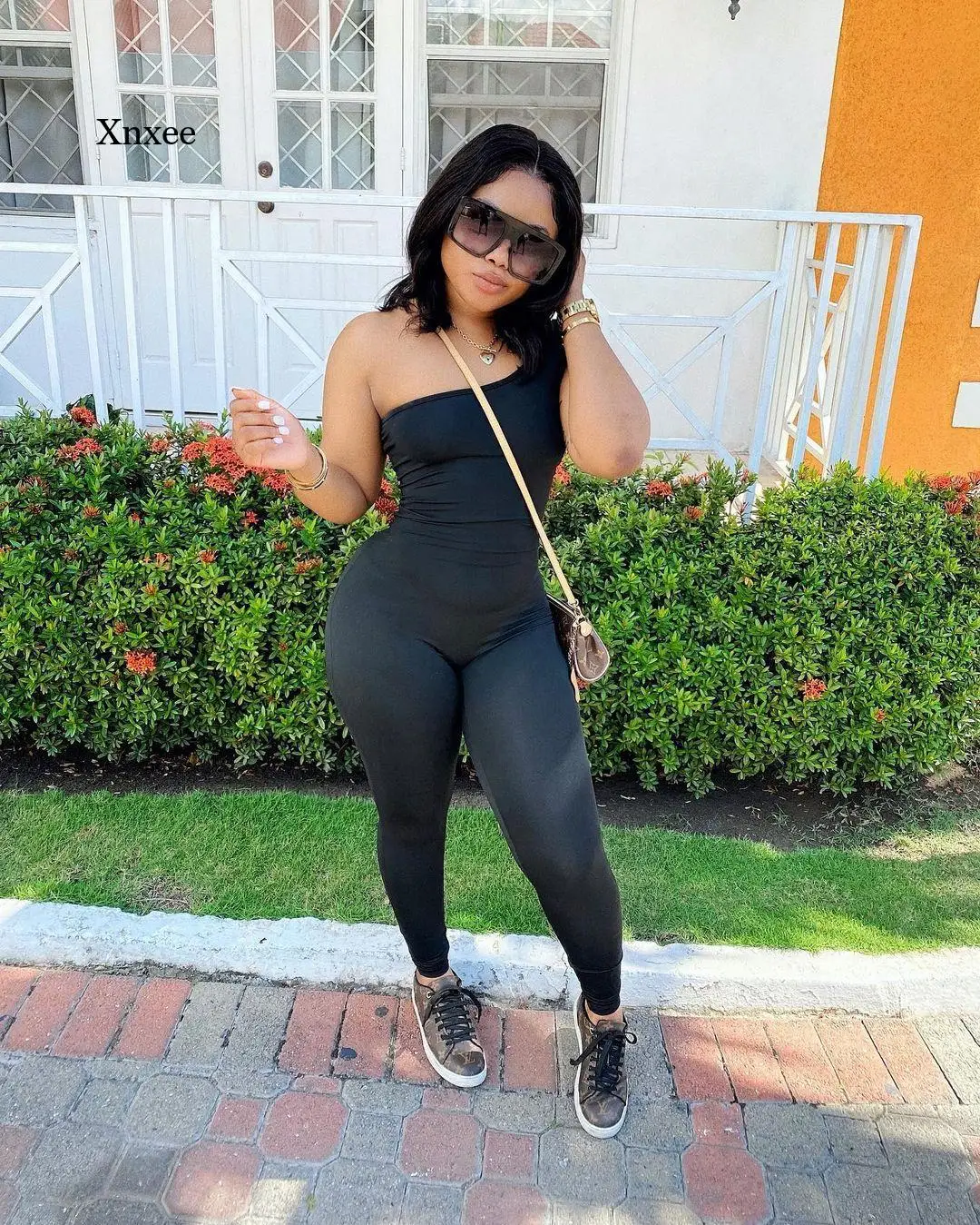 

Женский летний цельный комбинезон на одно плечо