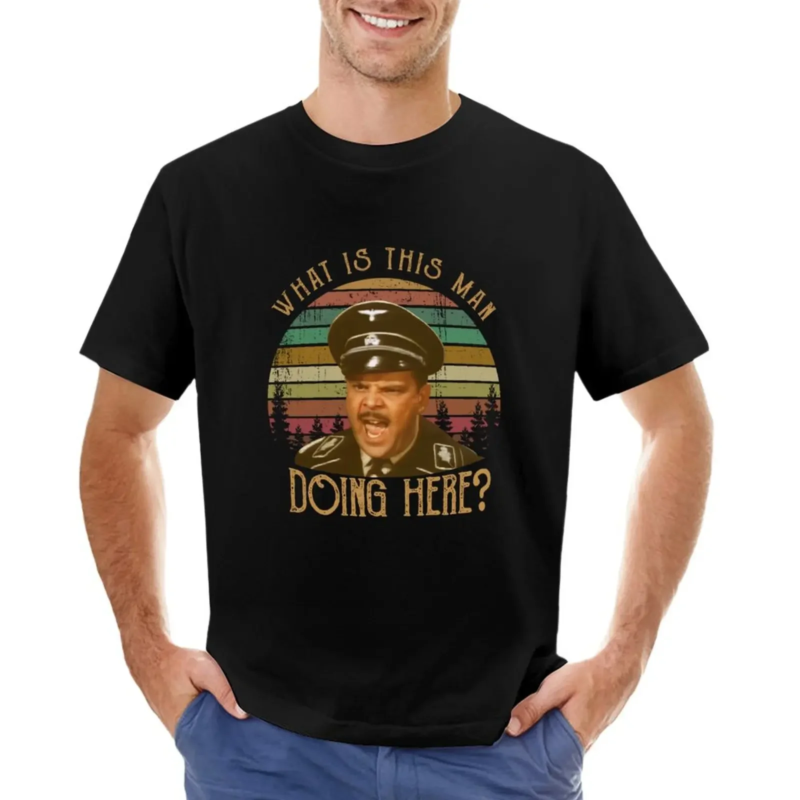 Premium Hogan Heroes Howard Caine Cos'È Questo Uomo Che Fa Qui T-Shirt Vintage Camicetta Blacks Plus Size Camicia Da Allenamento Da Uomo