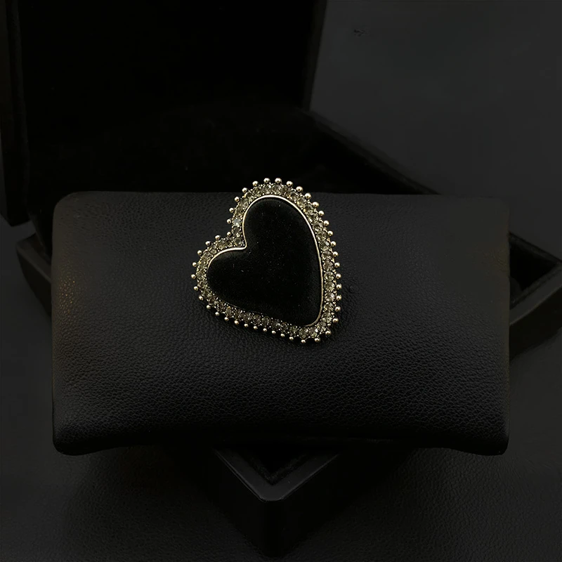 Red Love Coat Fixed Brooch Women's Retro Sweater Cardigan Ornament Lengthened Collar Pins Corsage Clothes Neckline Jewelry 5523