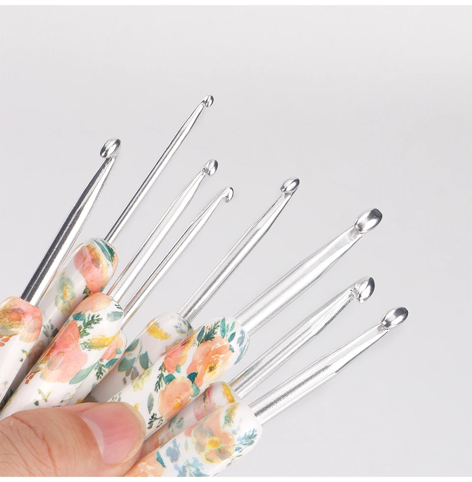 8 Size Crochet Hooks Set, MultiColor, 2(B)-6mm(J) Ergonomic Crochet Hooks with Case for Arthritic Hands, Crochet Lovers Gift