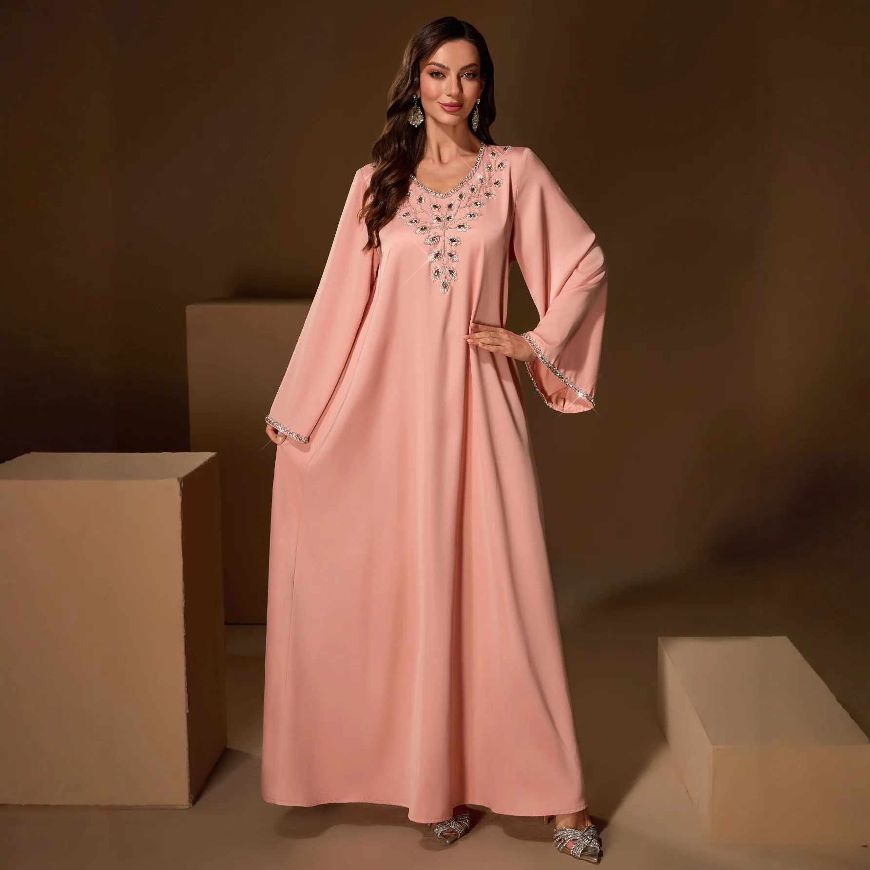 جلابية وردي خوخي بتطريز ناعم