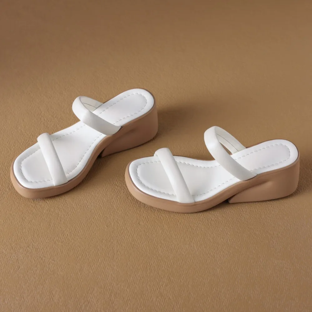 In summer, wear fashionable sandals and slippers on the outside