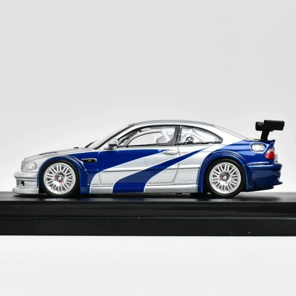 1:64 BMW E46 M3 GTR die-cast alloy simulation static model, boys collection decorative toy, for children's holiday gifts. 4
