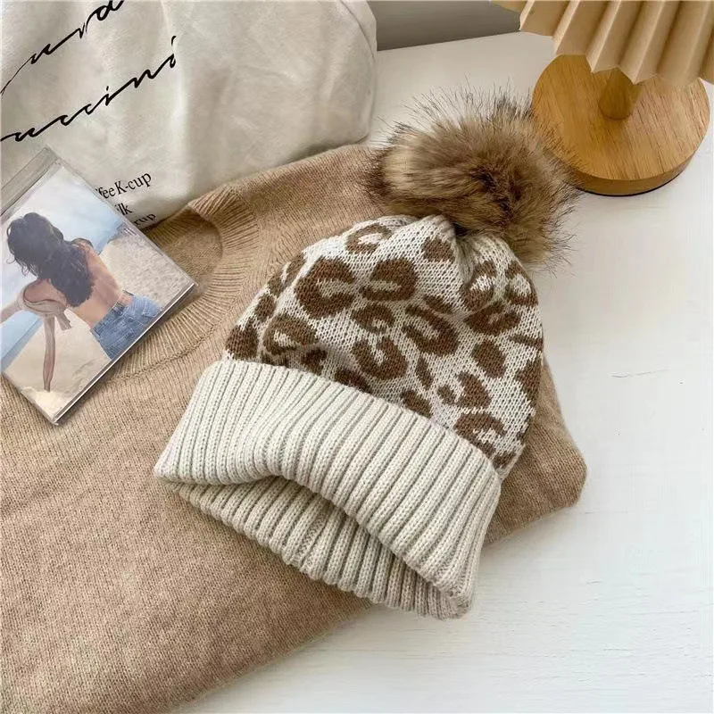 Chapeau de mode chapeau casquette léopard imprimé ourlet bouclé boule de cheveux tricoté chapeau femmes en plein air chaud épais hommes laine