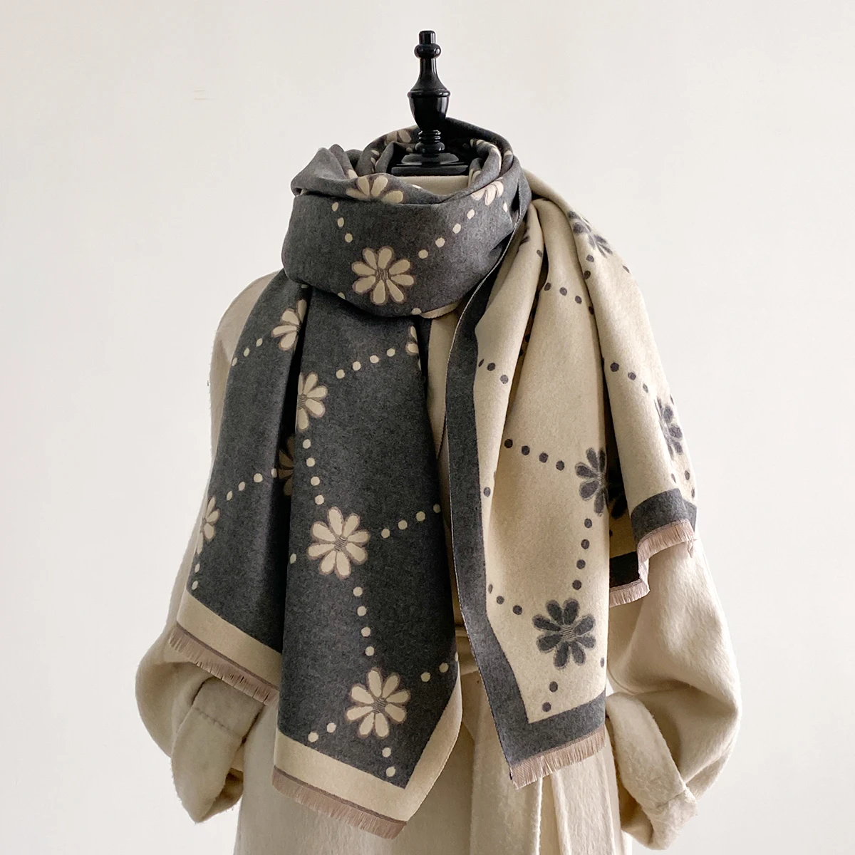 New Brand Elegance Daisy Print Scarf Soft Warm Fringe Pashmina Shawl Autumn and Winter Outdoor Coldproof Windproof Blanket 2025