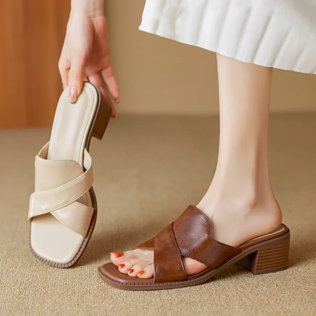 Wearing genuine leather sandals on the outside, summer new style, elegant high heels, retro and simple slippers