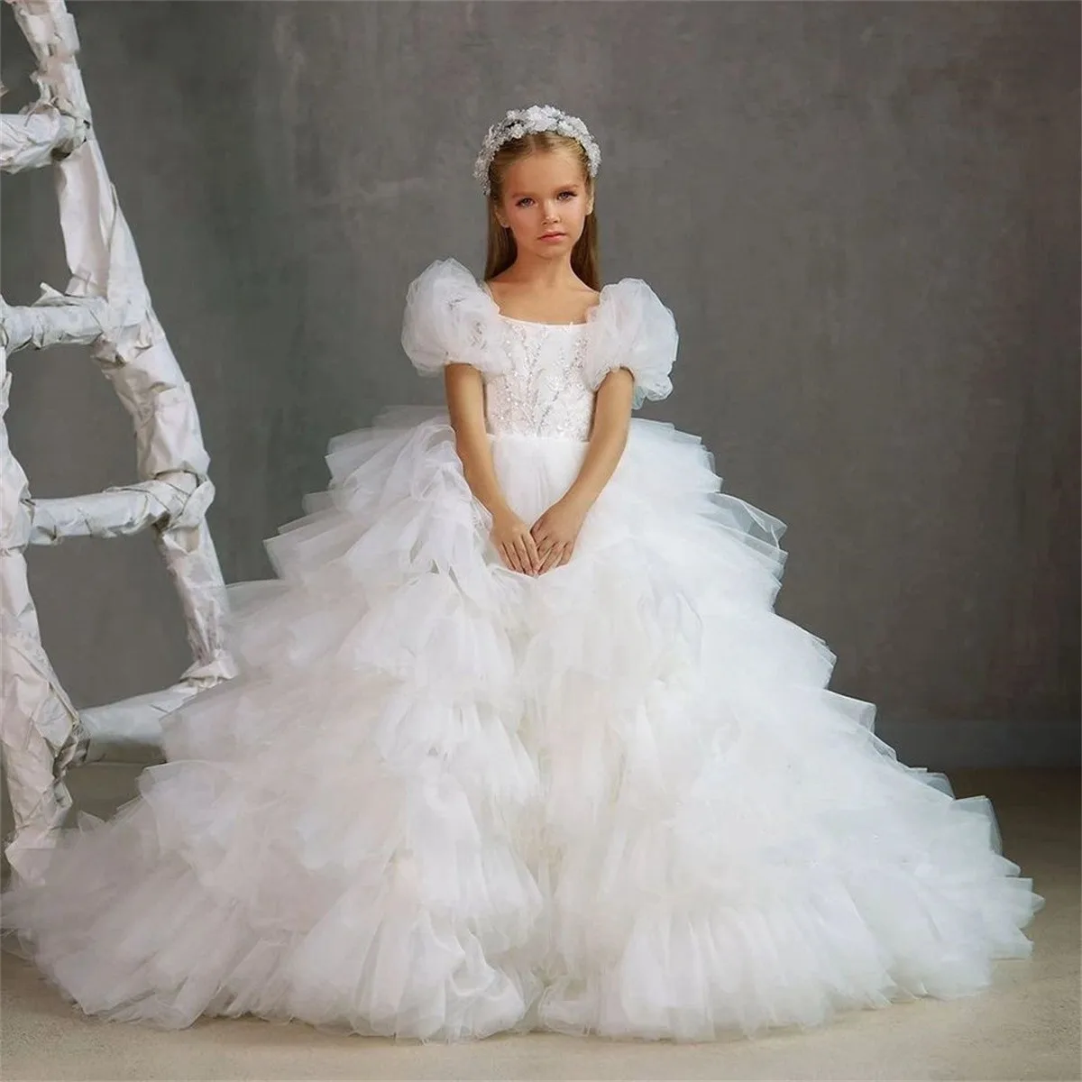 

Flower Girl Dresses White Tiered Ball Gown For Wedding Short Puffy Sleeves Glitter Sequined Appliques First Communion Gowns