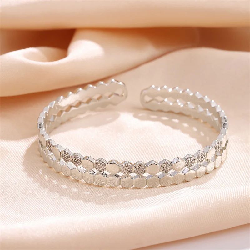 سوار ذهبي ناعم بتصميم سداسي مرصّع