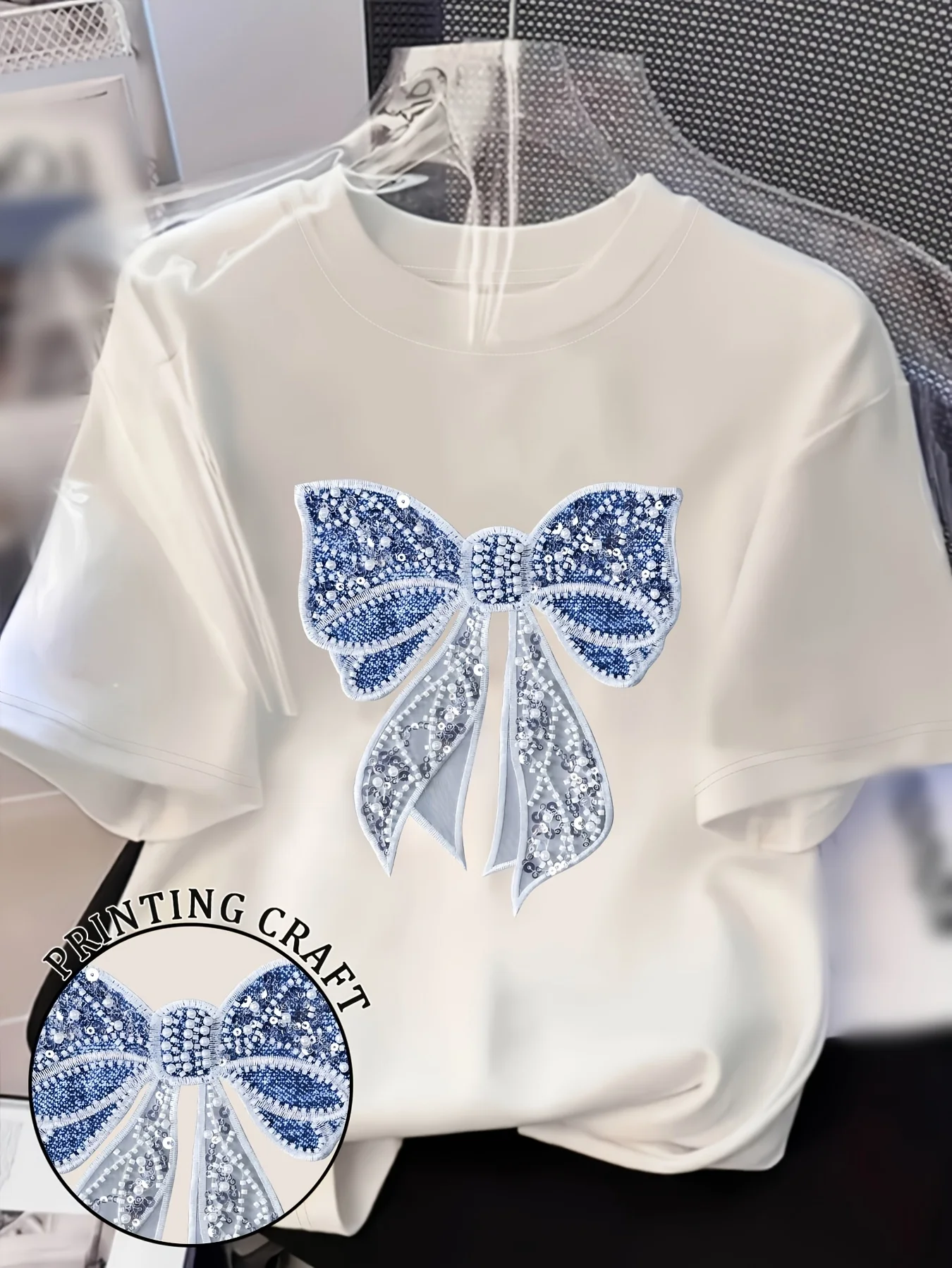 Süßer und cooler Stil: T-Shirt mit Denim-Imitat und Schleifenmuster, schlankmachend und figurbetont, Alltags-Oberteil für Damen 2026
