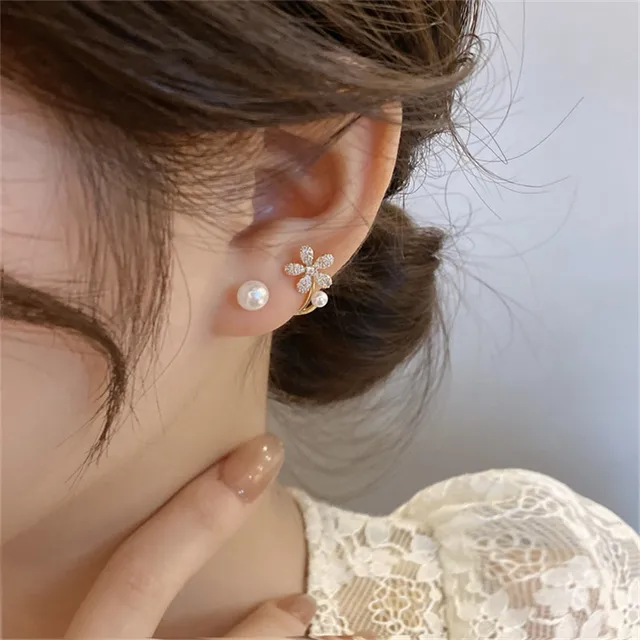 2022 New Korean Light Luxury Imitation Pearl Flower Stud Earrings For Women Fashion Crystal Elegant Jewelry Party Gifts 2