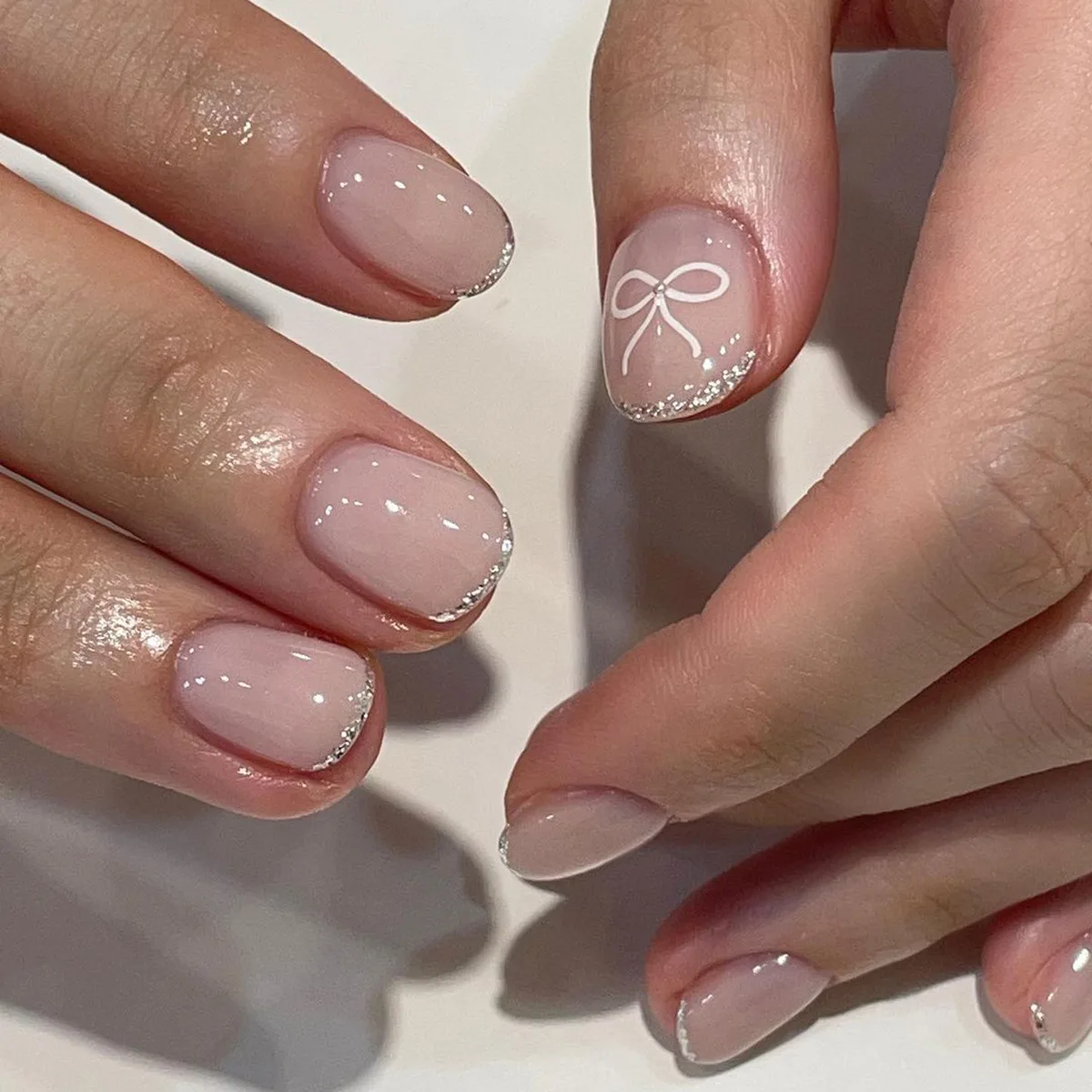 

24 шт., белый френч-пресс на ногтях, короткие квадратные рождественские накладные ногти, бант, снежинка, накладные ногти, дизайн, искусственные акриловые ногти