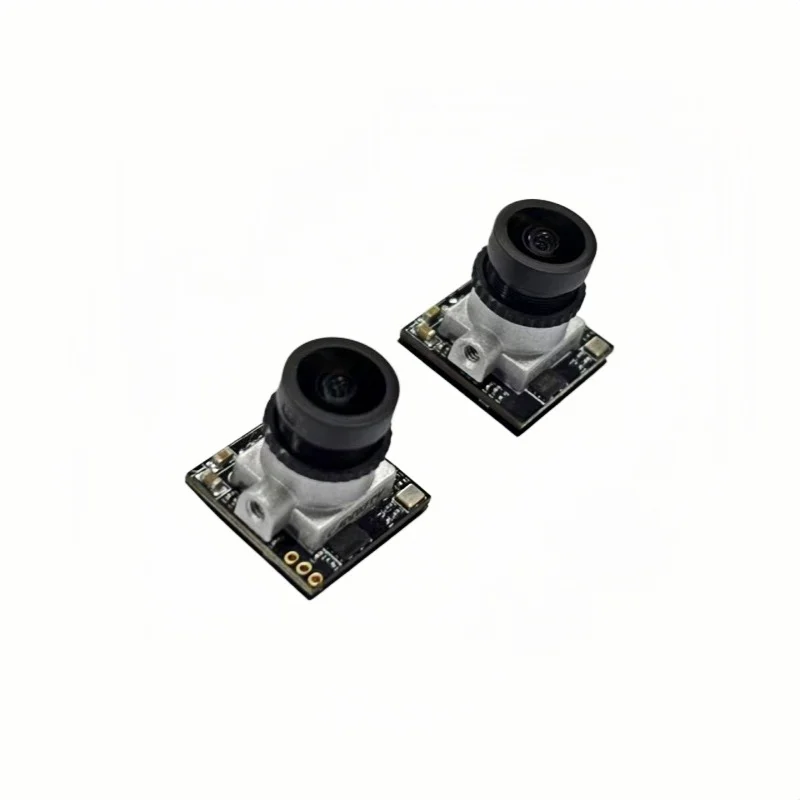 Caméra FPV Caddx ANT Nano posée sur une surface, comparée à une pièce de monnaie pour illustrer sa taille réduite.