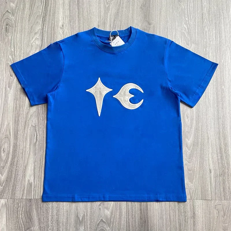 

Футболка с коротким рукавом и нашивкой на груди для мужчин и женщин