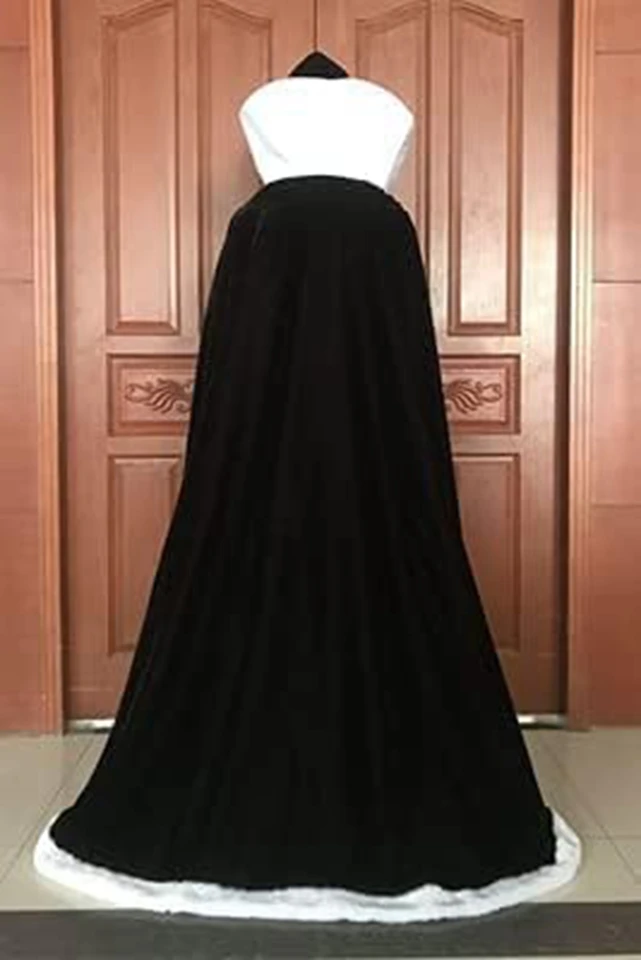 Mooi Meisje In Het Beeld Van De Koningin In De Mantel Met Een Kroon Op De Hoofd En Lange Spijkers Het Gezicht Van De Schoonheid 50034838 Mooi Meisje In Het Beeld Van De Koningin In De Mantel Met Een Kroon Op De Hoofd En Lange Spijkers Het Gezicht Van De Schoonheid 50034838