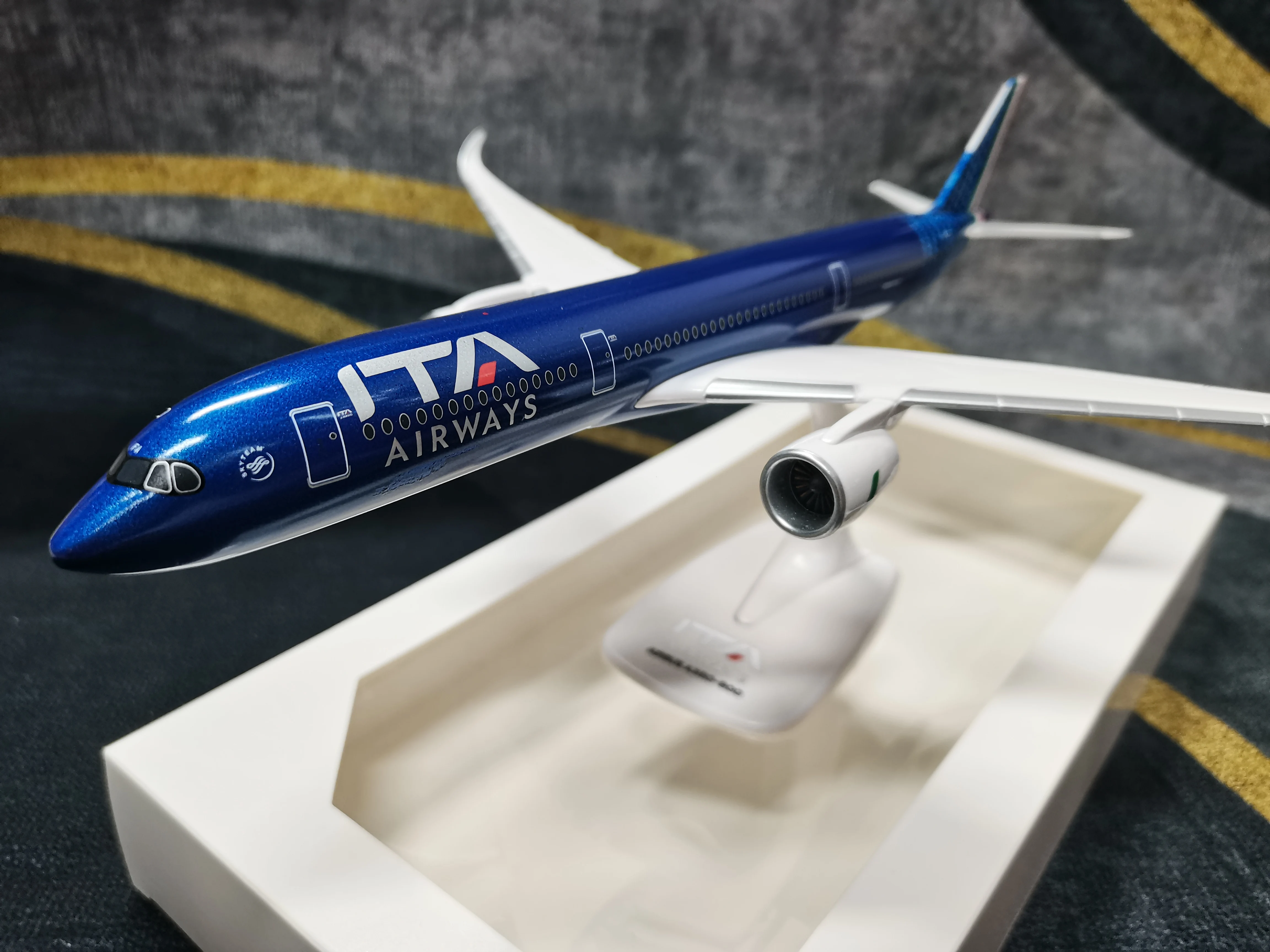 【新品】ITA Airways エアバス A350-900 1/200 ITA Airways Airbus A350-941 F-WZFT With Stand Inflight