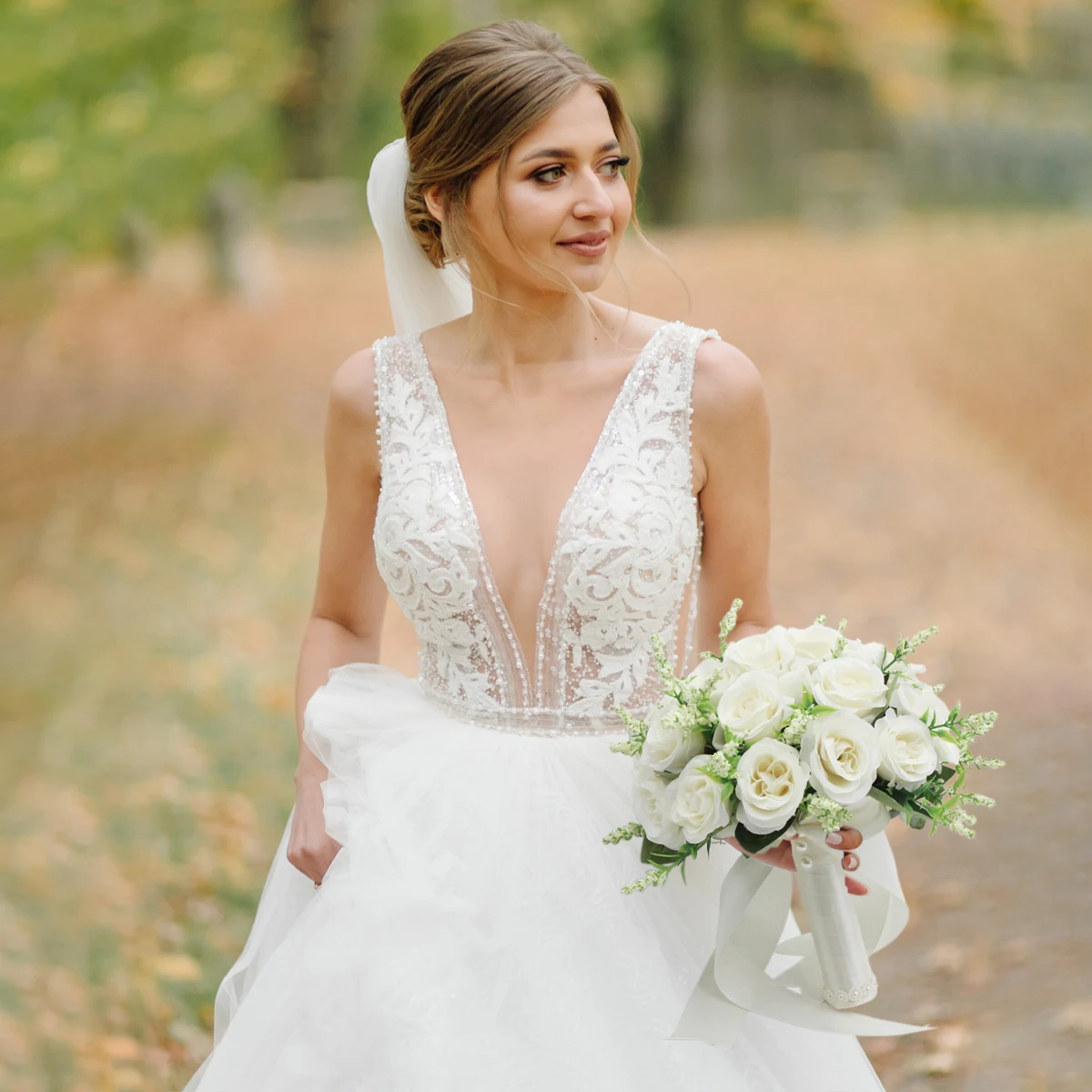Acquista Bouquet di nastri di raso artificiale con rose bianche per damigelle d'onore con nastri morbidi di diamanti, fiori da sposa per la decorazione della festa nuziale in Italia a partire da