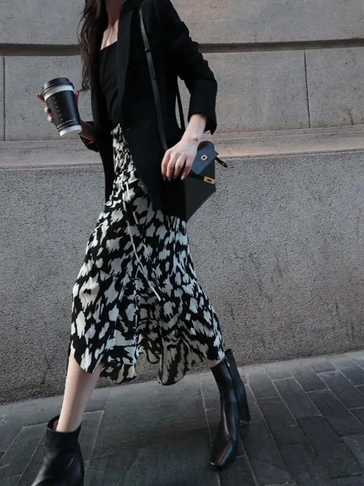 2023 새로운 수출 하이 엔드 유럽 스타일 Draped Drawstring 슬리밍 부드러운 개요 여성 스커트 절반 길이 캐주얼 패션 