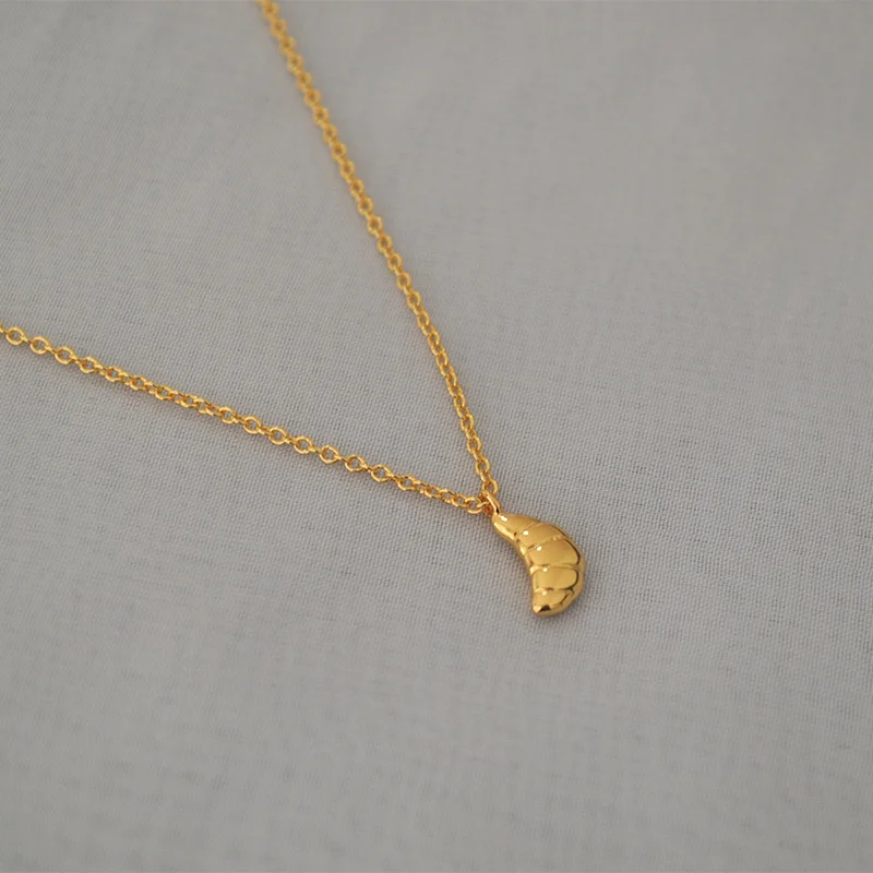 

Korean French croissant pendant exquisite small simple versatile short necklace collarbone chain female