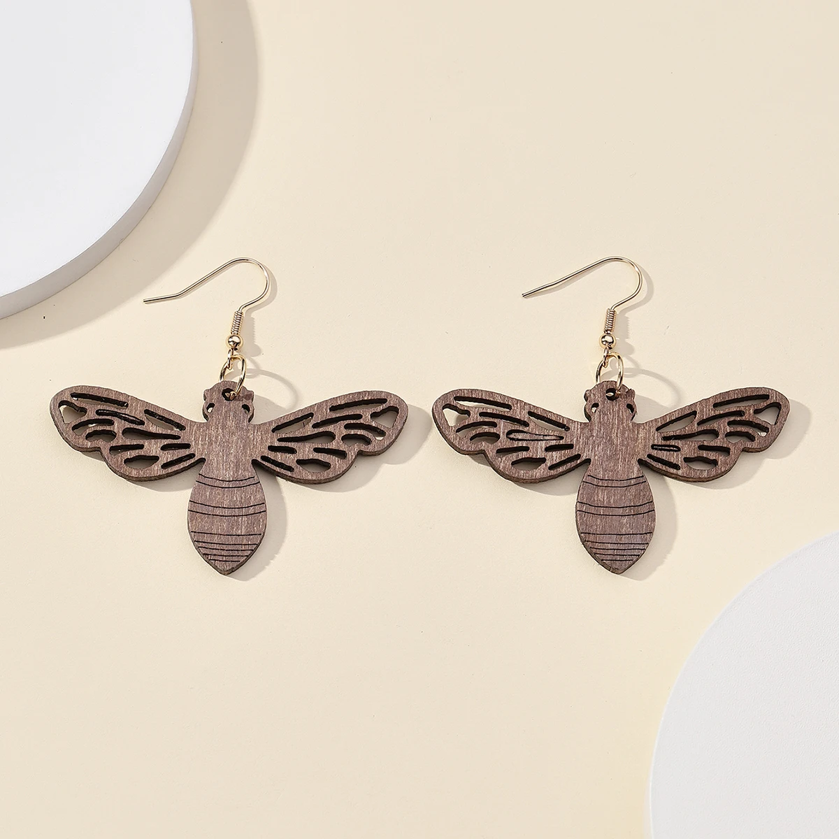 

The Animal Bee Wooden Drop Earrings Creative Carving Wood Fashion Women Earwear Jewelry Ornament Gift