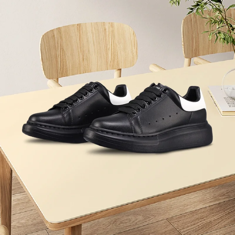 The new fashionable white leather sports shoes are stylish, novel and versatile. They are simple yet retain the sporty style.