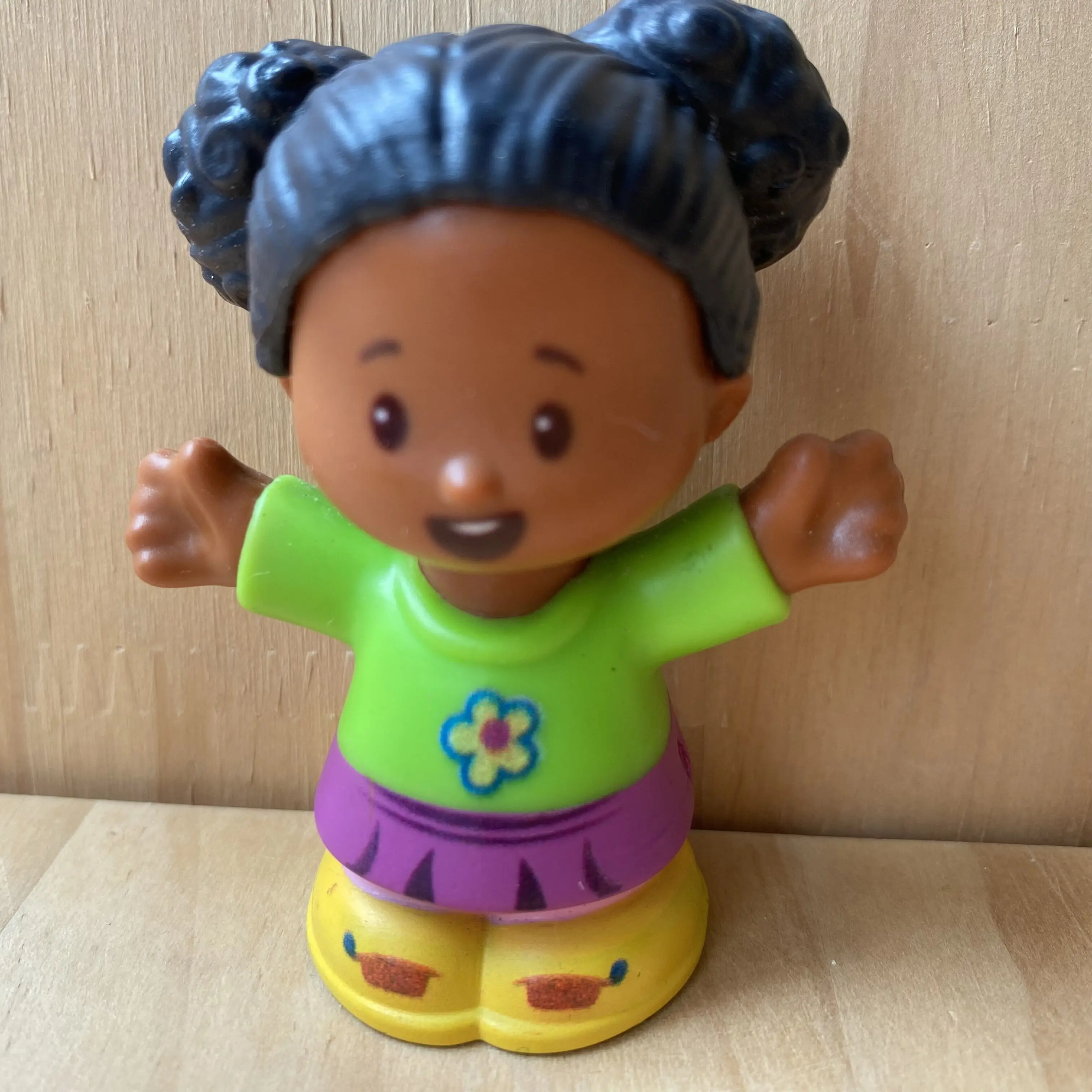 

2.5 INCH Fisher Price Little People AFRICAN AMERICAN TESSA GIRL GREEN & PURPLE DRESS