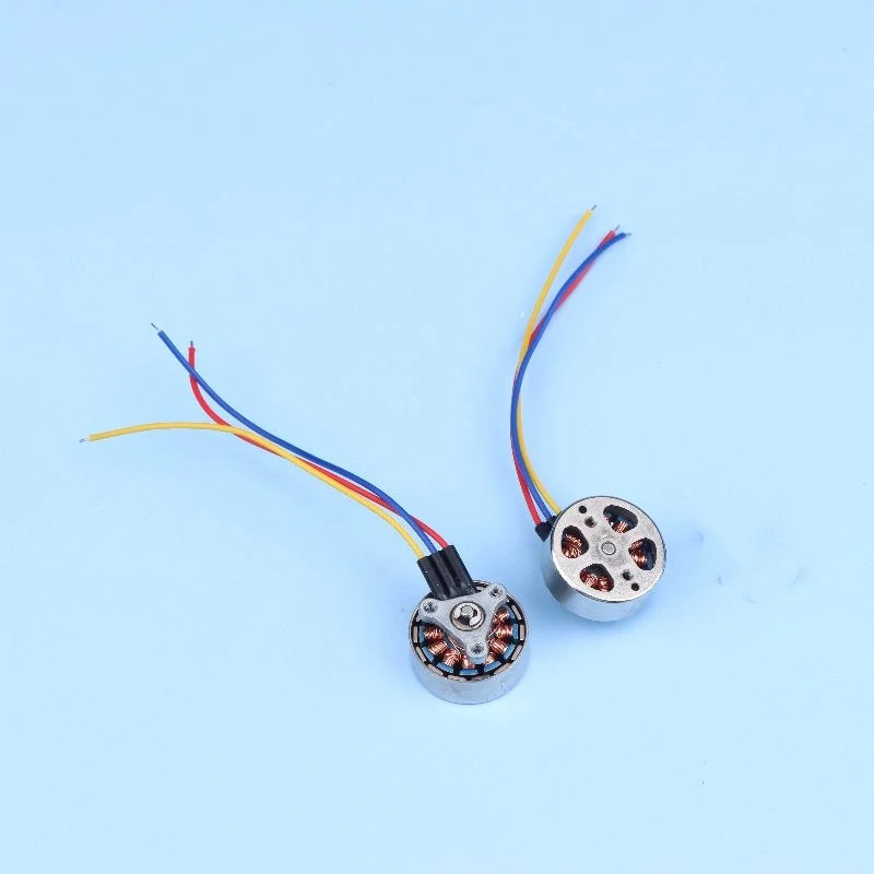 Micro moteur brushless 1103 15000KV avec une hélice tripale, prêt pour l'installation sur un avion RC.