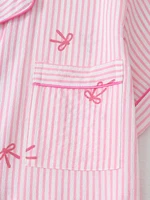 Ensemble pyjama deux pièces confortable à rayures et motifs de cœurs, haut à col boutonné à manches courtes avec poches et short à nœud, ensemble de vêtements de détente pour femme printemps/été, adapté à un usage domestique 5