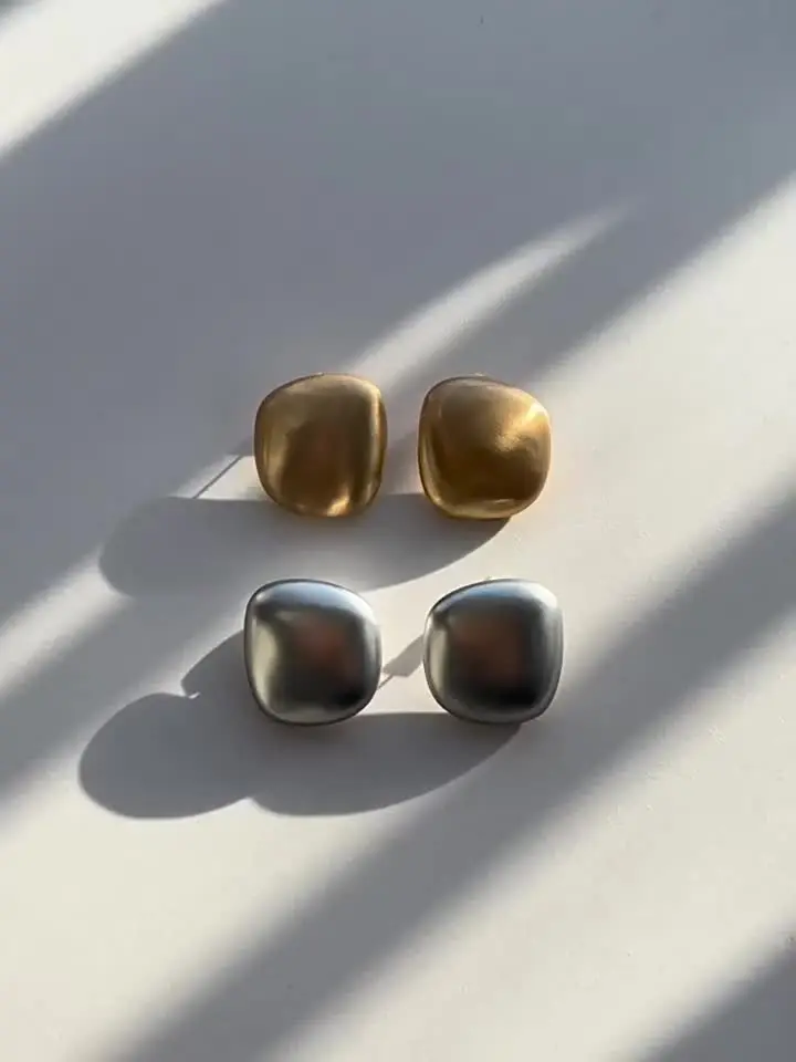 Винтажные металлические серьги-гвоздики Franch с геометрией неправильной формы для