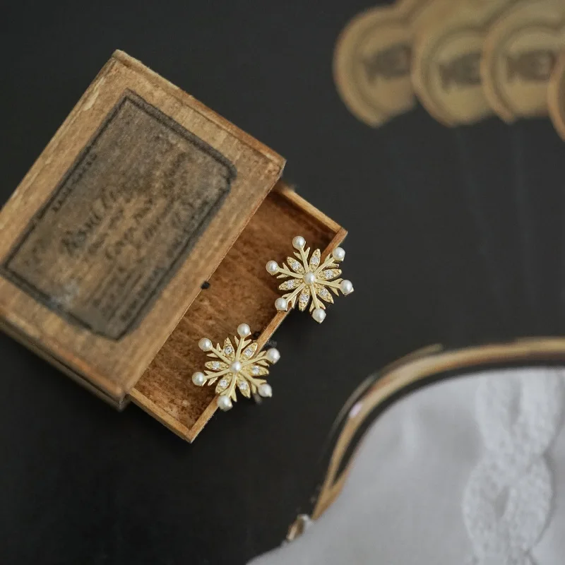 

Retro Snowflake Pearl Stud Earrings Women's Fashion Ins Niche Design Sense Simple Temperament High Sense Women's Earrings