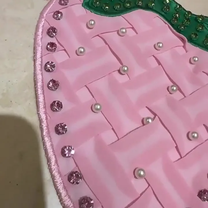 Украшение для одежды украшенное бусинами в виде клубники 21 см X 26