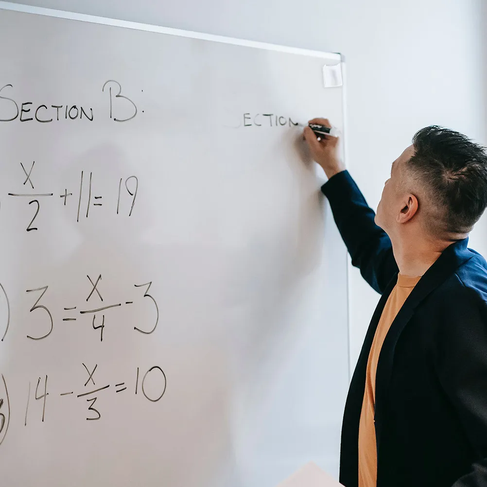 펜 고정 클램프 50 100 125 200 250pcs 화이트 보드 마커 홀더 클립 교실 책상 사용을위한 플라스틱 접착 버클