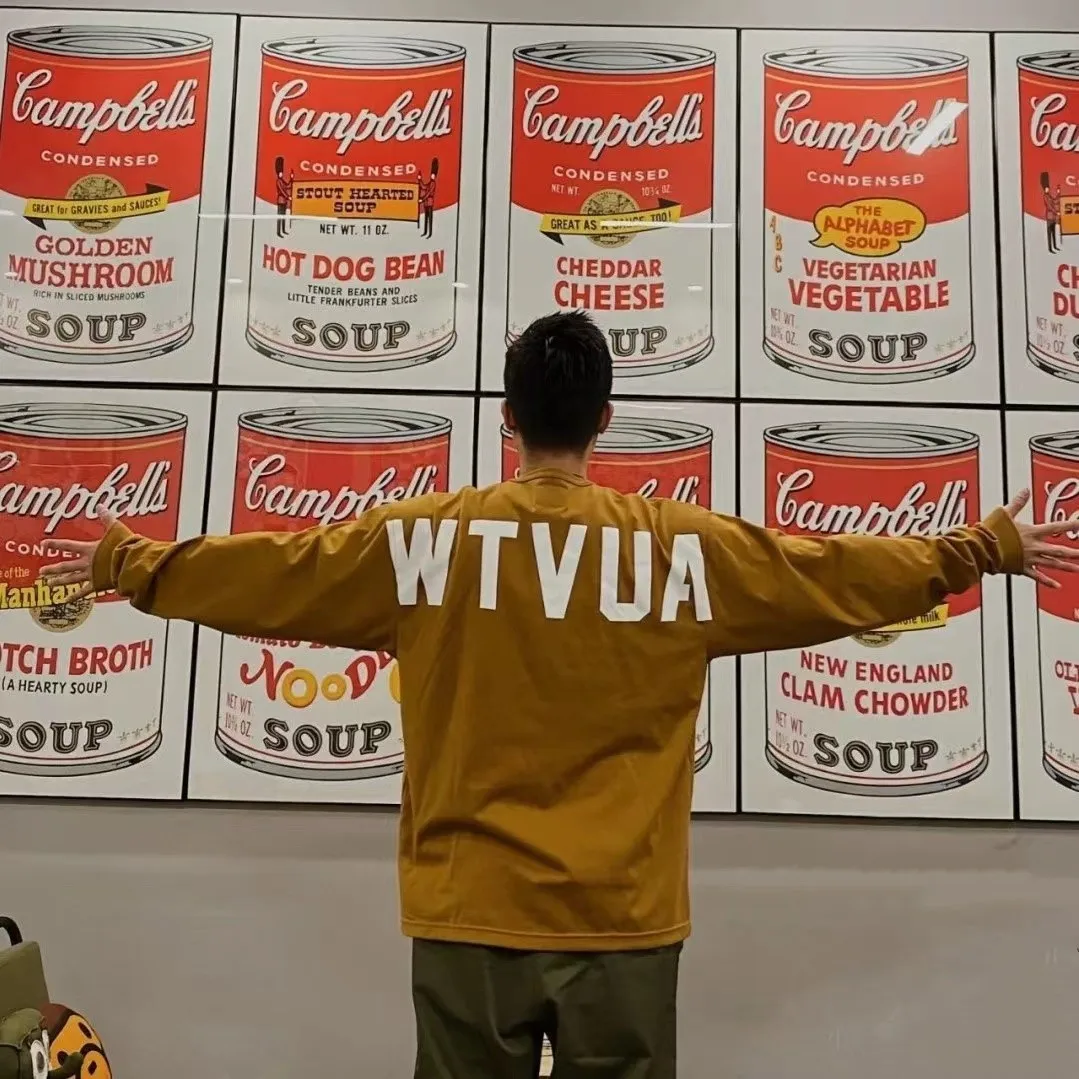 

Футболка с длинным рукавом и надписью на спине, с круглым вырезом