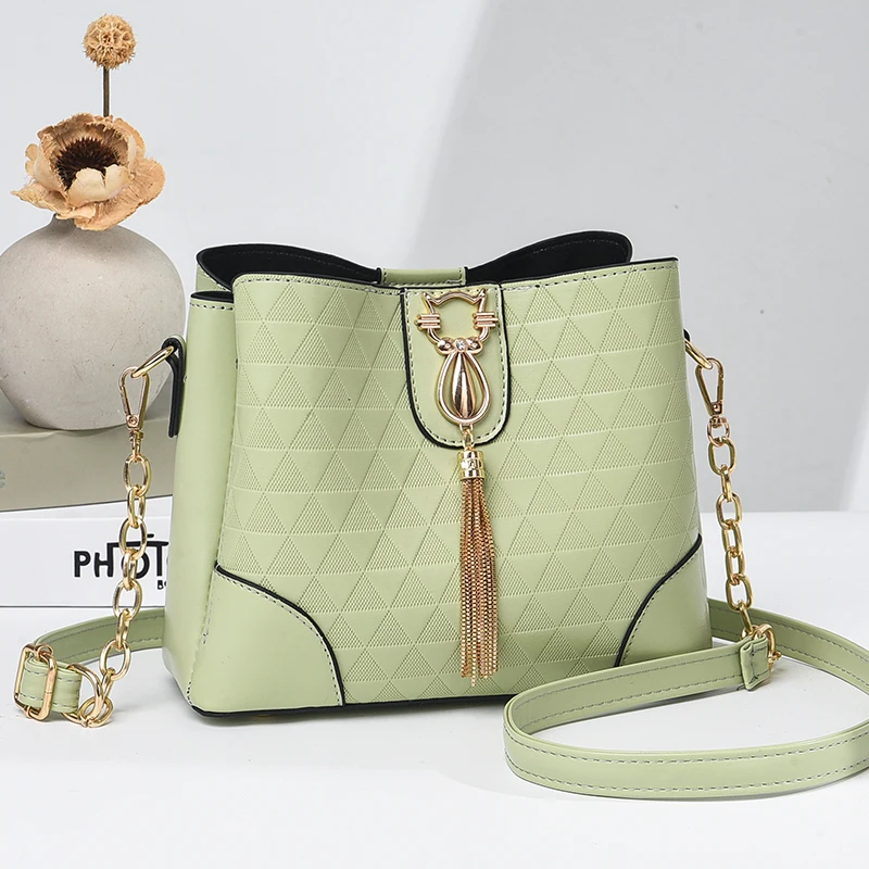 حقيبة نسائية أنيقة وعملية، مصممة بجودة عالية، تتمي...