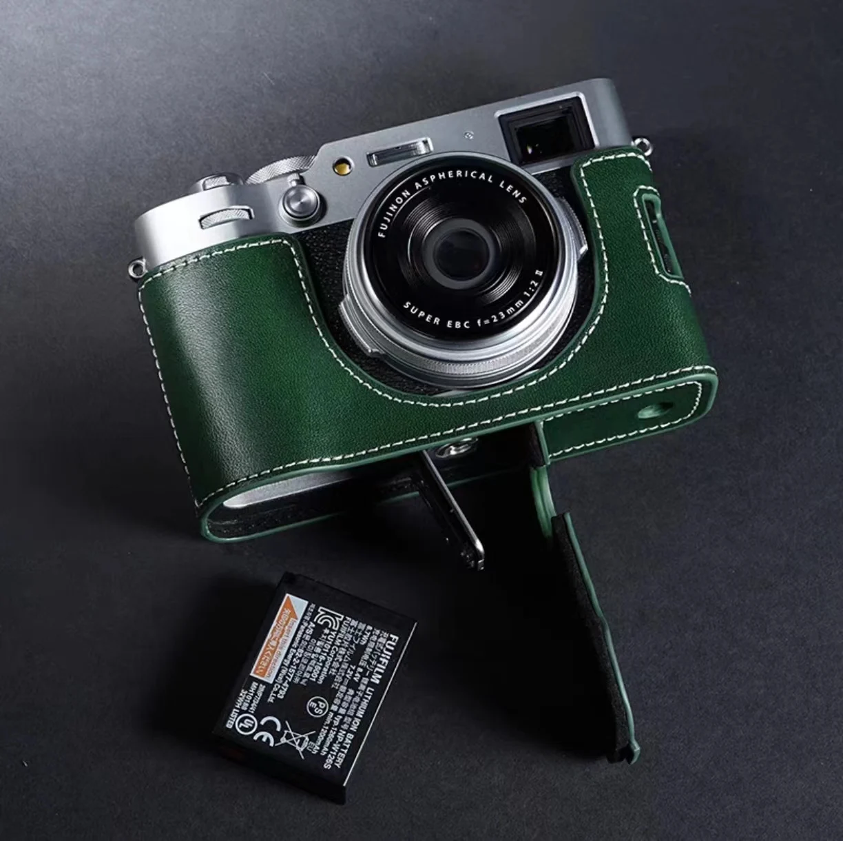 PGYTECH Custodia In Pelle Per Fujifilm X100VI – Mezza Custodia Artigianale Con Base In Alluminio, Scomparto Per SD E Occhiello Per Cinturino