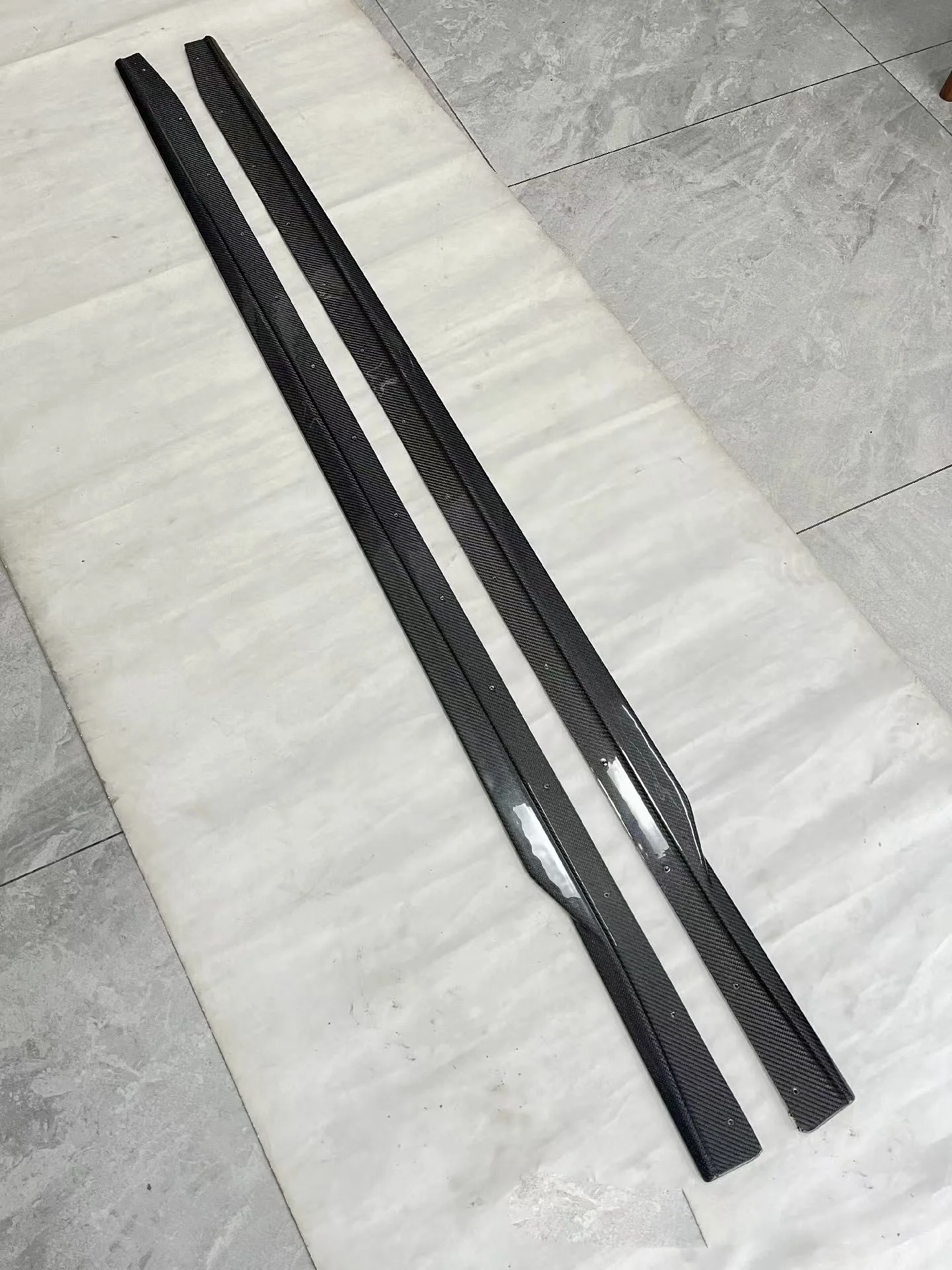 고품질 드라이 카본 파이버 R44 스타일 사이드 스커트 (G87 M2 쿠페용 사이드 스커트 스플리터)