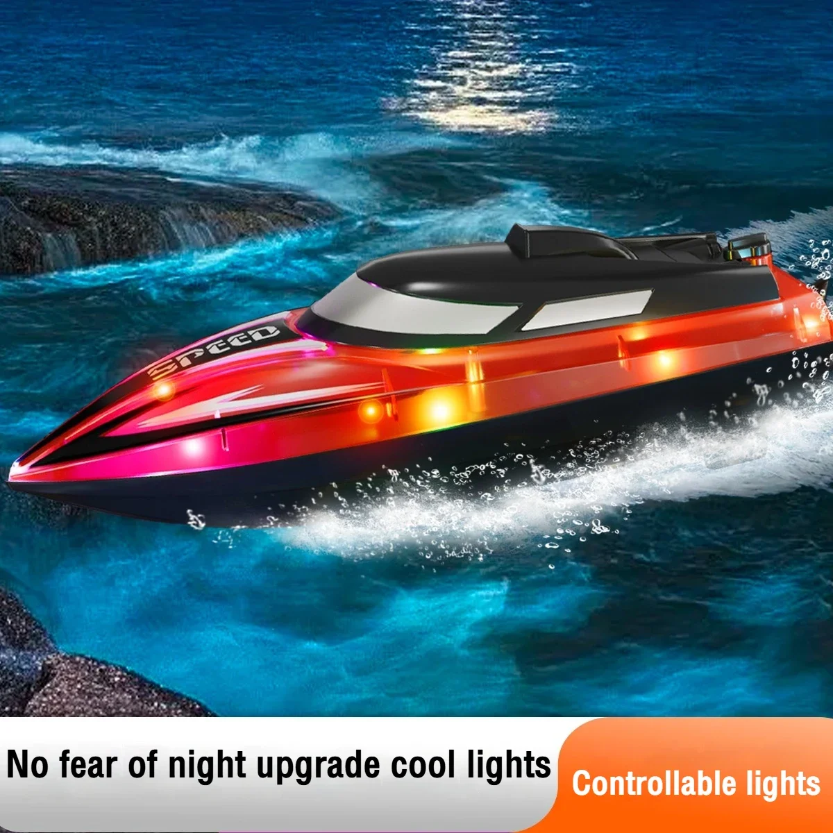 Bateau télécommandé rapide effectuant un virage serré, lumières scintillantes sur fond de coucher de soleil.