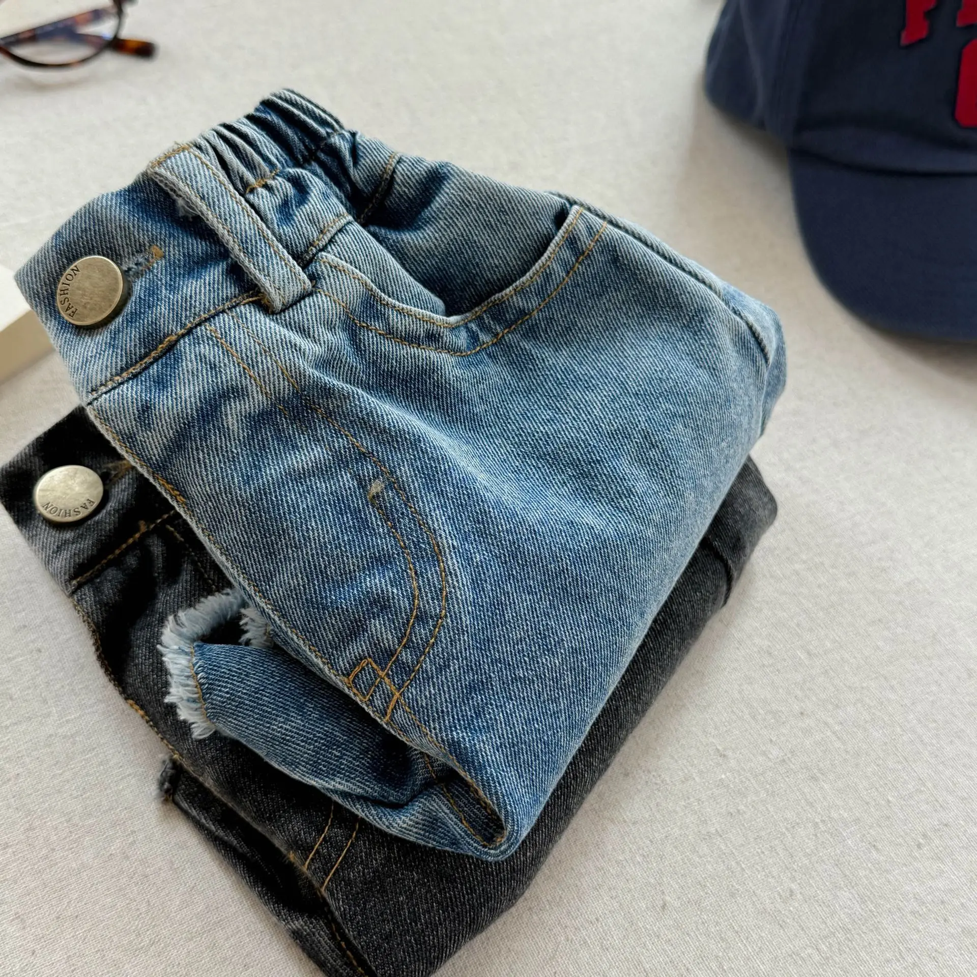 2025 Summer New Girls Denim Shorts Children Casual Pants Loose Boys Jeans Solid Color Baby Shorts Kids Clothes 2 2025 Summer New Girls Denim Shorts Children Casual Pants Loose Boys Jeans Solid Color Baby Shorts Kids Clothes - Image 2