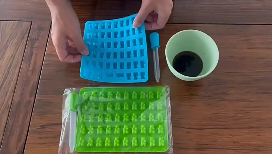 Stampi in Silicone per Caramelle - 4 Stampi per Dolci con 4 Contagocce, Non- Stick, Inclusi Forme d'Orso, Cuore, Dinosauro e Mini Ciambella