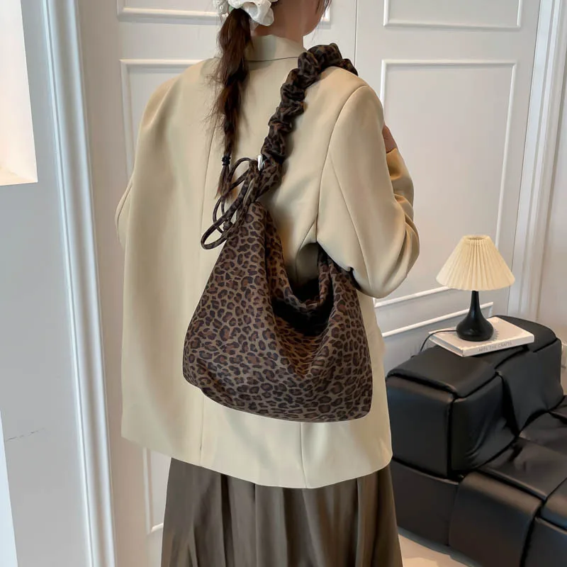 Large capacity trendy fashion handbag shoulder bag2025Autumn and Winter New Niche Simple Crossbody Commuter Tote