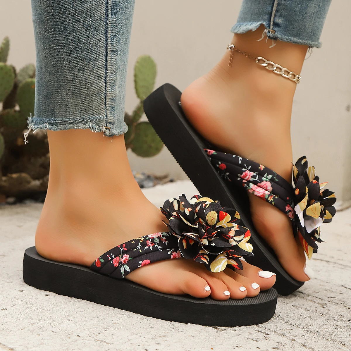 2026 Neue Damen Blumen-Plateau-Keilabsatz-Flip-Flops Rutschfeste Bequeme Sommer-Strandsandalen
