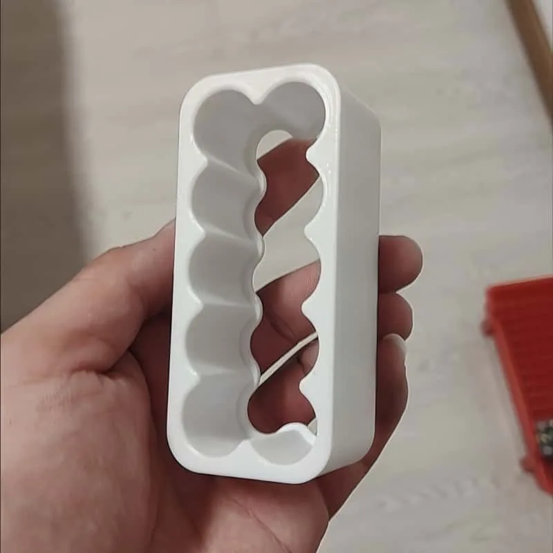 Fixations de soudure pour batterie lithium, noir, installées sur un drone, montrant leur utilisation.