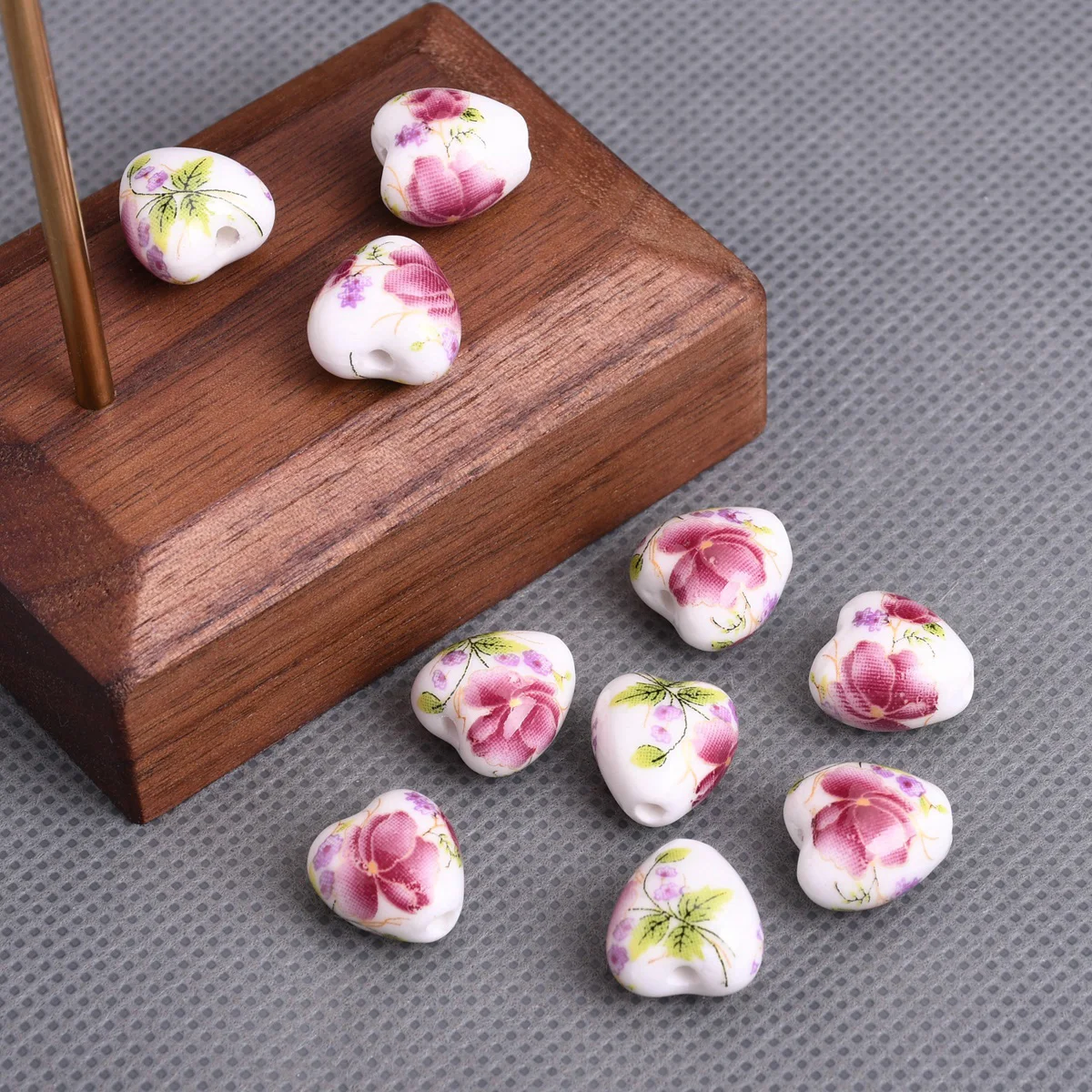 thumbnail image 1 of 10 cuentas sueltas de porcelana y cerámica con forma de corazón de 12 mm con diseño de flores para hacer joyas y pulseras, 1 of 5