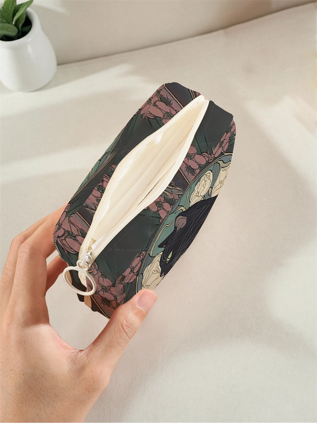 1 portable sanitary napkin storage bag with cat flower pattern and diamond mesh material, lightweight women's tissue bag