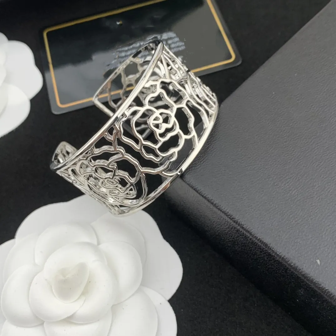

Fashion Camellia Bracelet