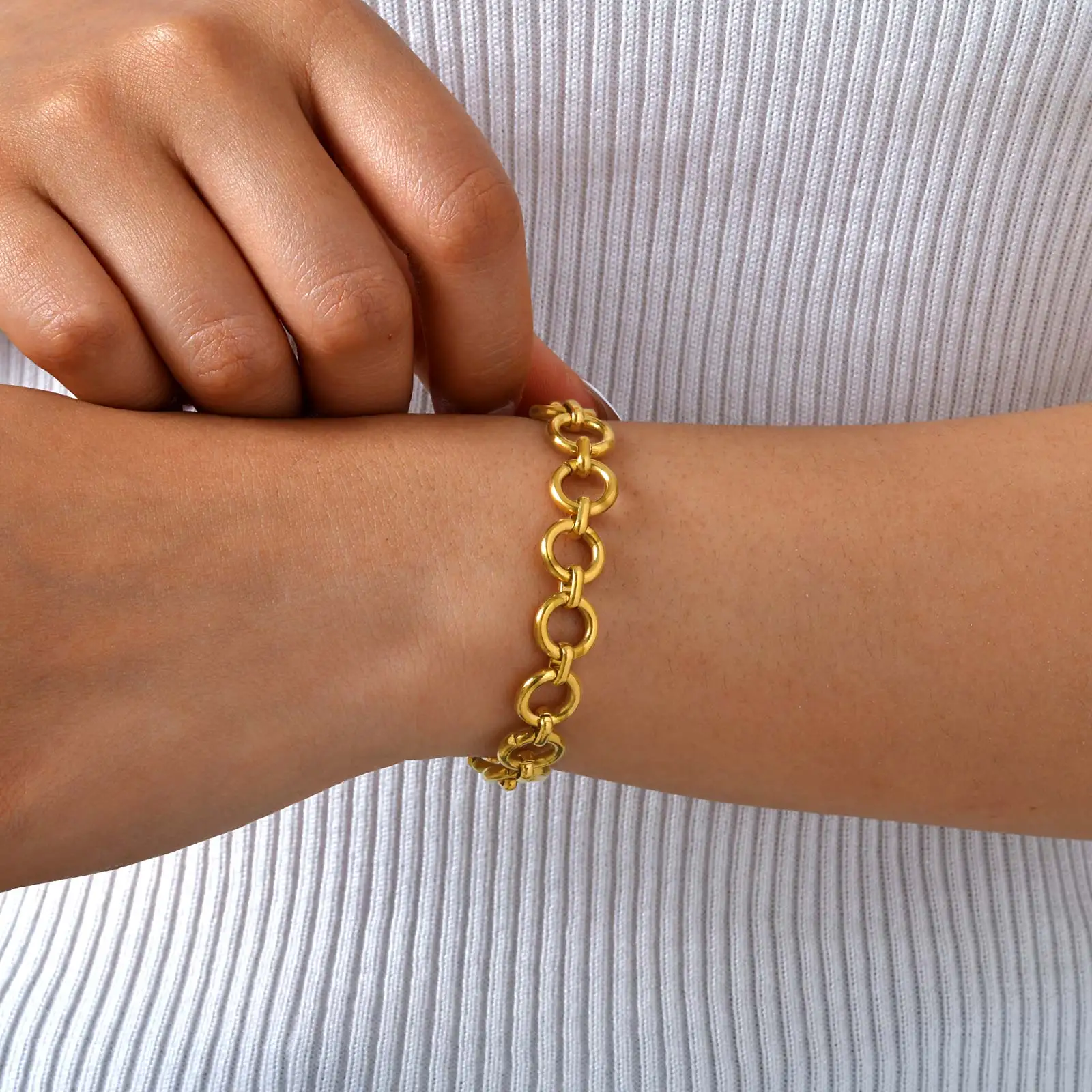 Goldfarbenes Büroklammer-Armband mit runder Kette, geometrische minimalistische Armbänder aus Edelstahl, vergoldeter Luxusschmuck für Frauen – Detail 4